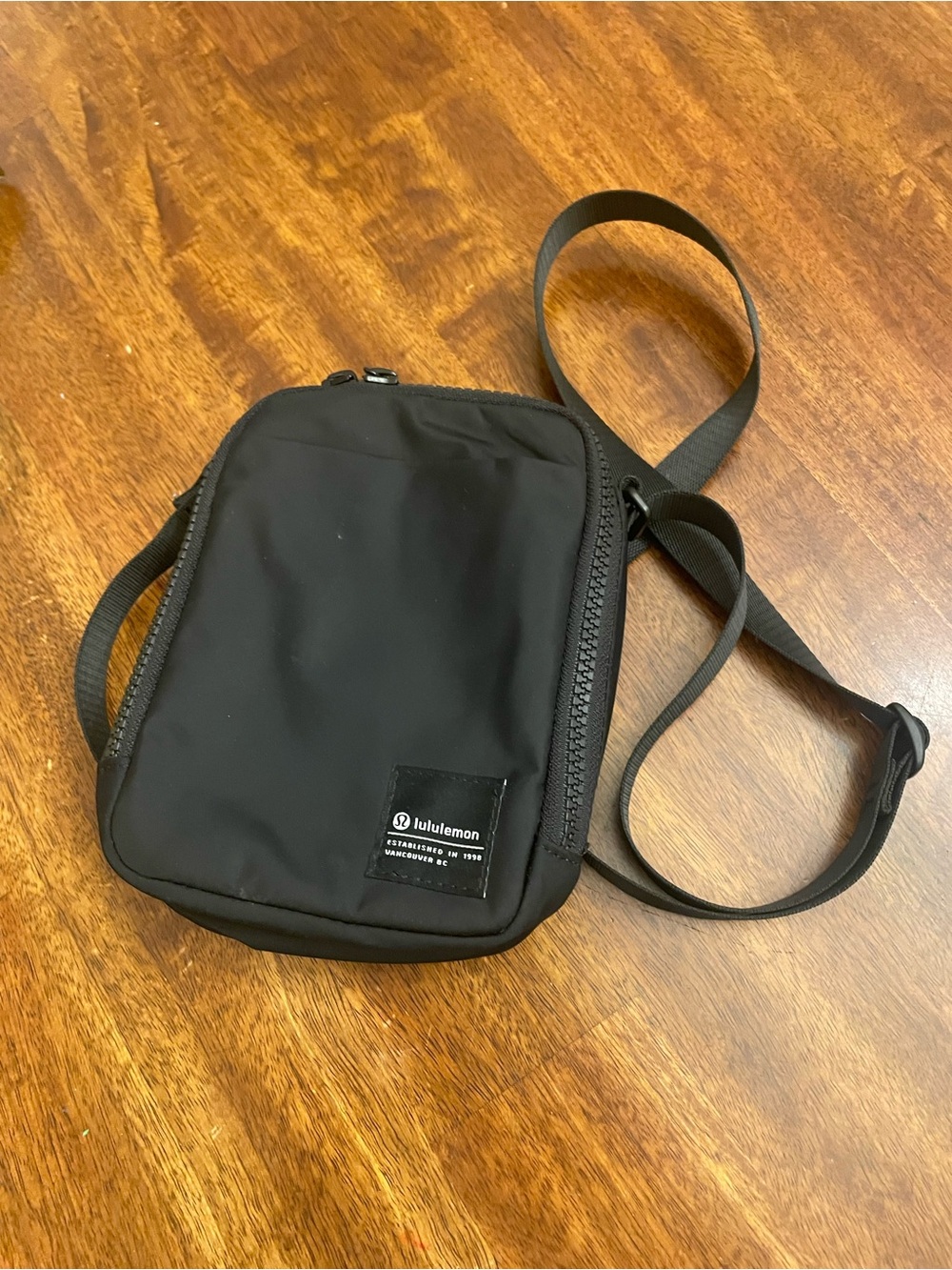 Lululemon Everywhere Crossbody Bag 2L Black Adjustable Strap Nylon Purse